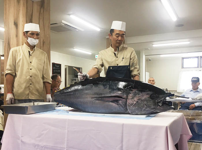 まぐろの解体ショー